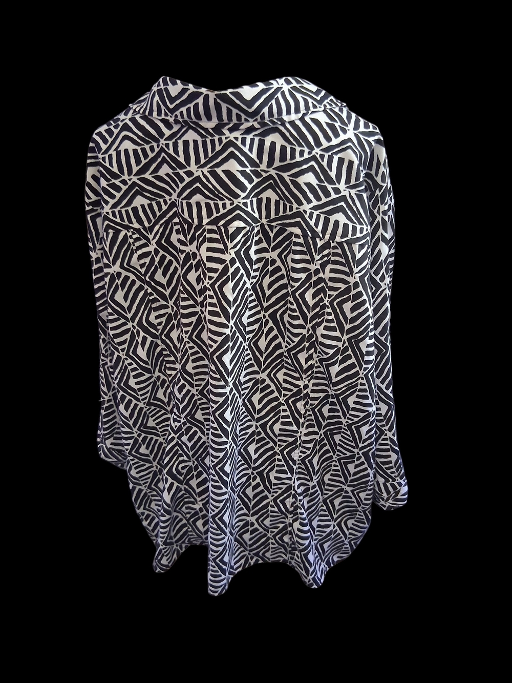 Maggie Barnes Geometric Black & White Button-Front Women's Top - Picture 4 of 4